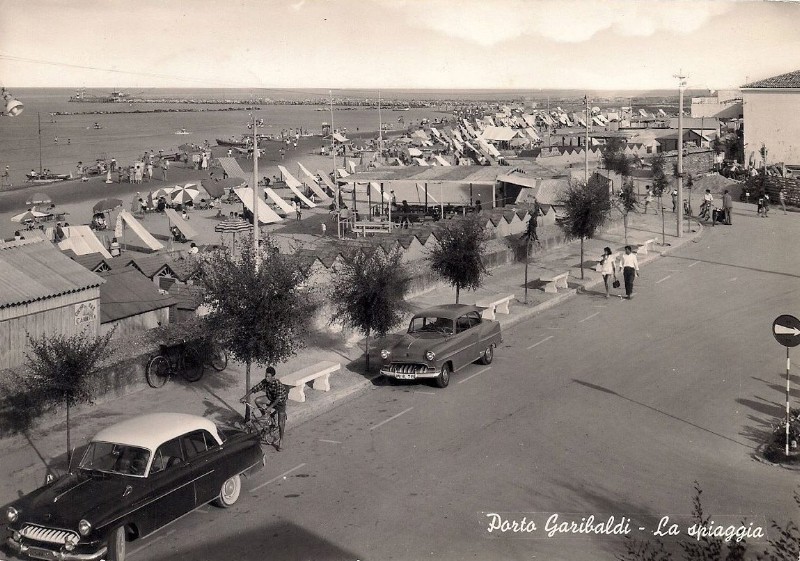 577-La spiaggia, bagno Nettuno anni '60..jpg