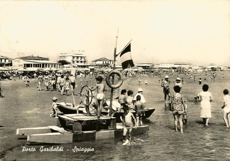 578-PORTO GARIBALDI, la spiaggia, bagni Apollo e Roma anni '60.jpg