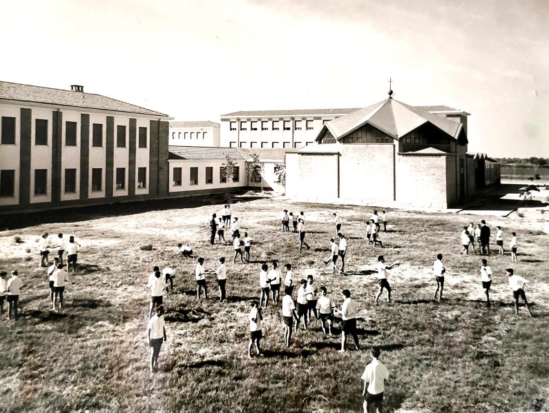 585) Istituto marinaro di Porto Garibaldi fine anni '50 - Campo di calcio ( foto Anna D'Angelo).jpg