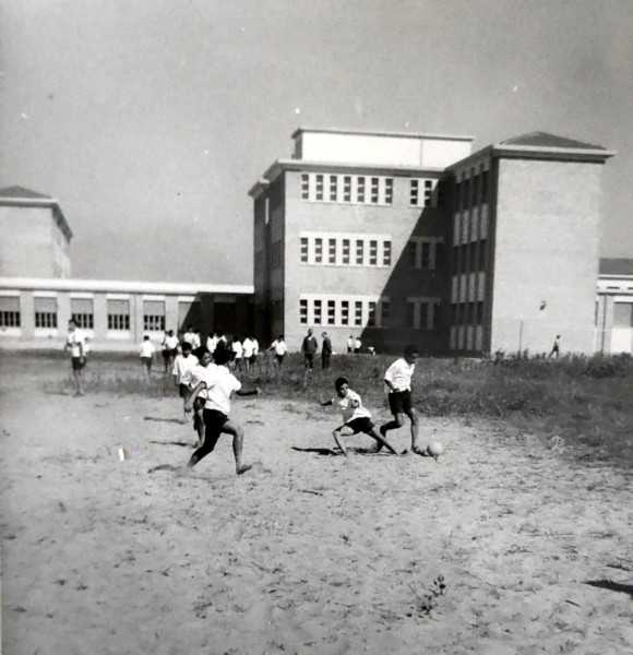 587) Istituto marinaro di Porto Garibaldi fine anni '50 - Campo di calcio..jpg