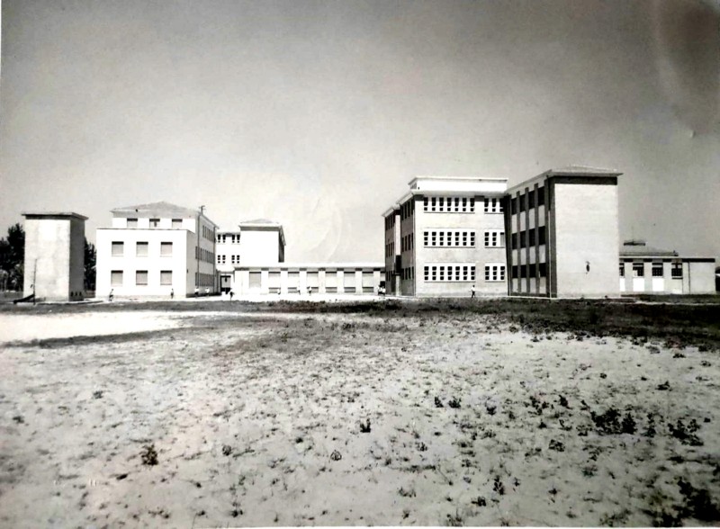 591) Istituto marinaro di Porto Garibaldi fine anni '50 - Veduta del collegio dal campo di calcio..jpg