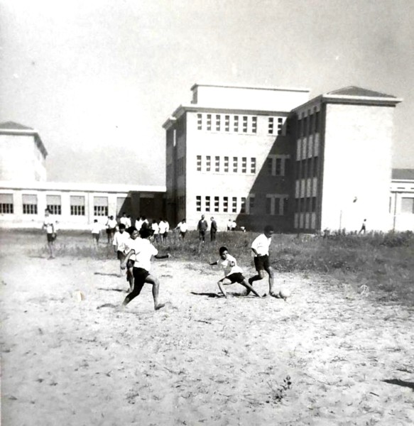 595) Istituto marinaro di Porto Garibaldi fine anni '50 - Campo di calcio...jpg