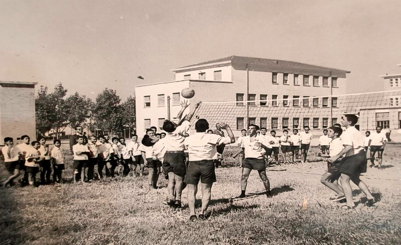 599b) 599) Istituto marinaro Porto Garibaldi anni '60. Palla a volo..jpg