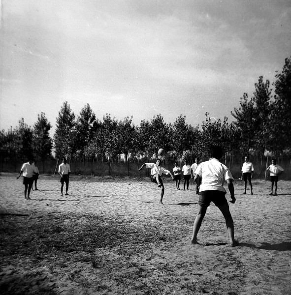 600) Istituto marinaro Porto Garibaldi fine anni '50 inizio anni '60. Campo di calcio.jpg