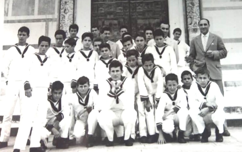 605b Gruppo di allievi in posa con il professore.jpg