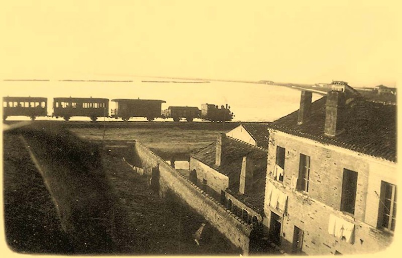 03e-Una volta quando a Comacchio il treno passava per San Pietro, facendo ciuff ciuff e i vestiti erano stesi al sole ad asciugare 1933..jpg