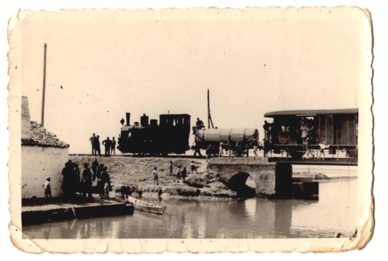 03f--Costeggiava le valli di Comacchio, su uno stretto margine a fianco della strada provinciale di cui seguiva il tracciato - il treno sul ponte ferroviario di San Pietro..jpg