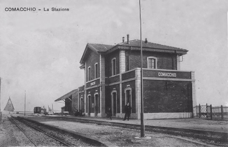 04c-La stazione di Comacchio era ,ed è ciò che è rimasto,tra via Marconi e via Marina, La Stazione era all'incirca dove c'è la finanza, con vista sulla valle..jpg