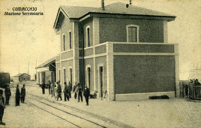 04d- Stazione di Comacchio, il trenino caricava il pesce dai pescherecci, il sale delle saline e altra merce, poi attraverso Ostellato e altre stazioni li portava a Ferrara..jpg