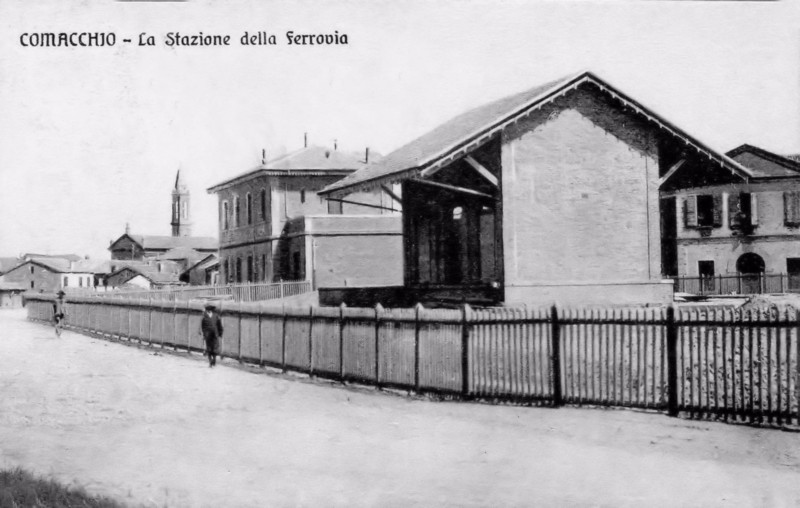 04e- La stazione della ferrovia di Comacchio, Essendo la ferrovia a scartamento ridotto, a Ostellato merci e passeggeri venivano trasbordati su di un treno più grande..jpg