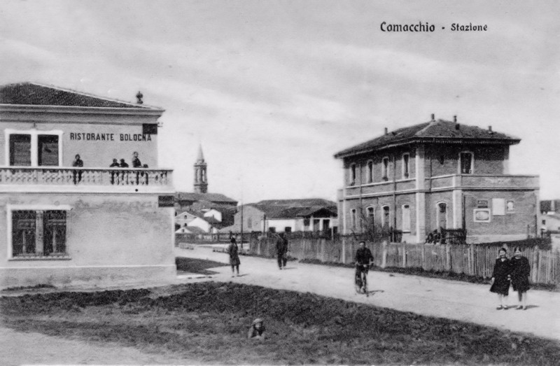 04f- I 2 fabbricati della stazione ferroviaria di Comacchio, uno di fronte all'altro. Uno era la stazione con annesso a lato il ristorante Bologna, nell'altro c'era la casa del custode e il merci..jpg