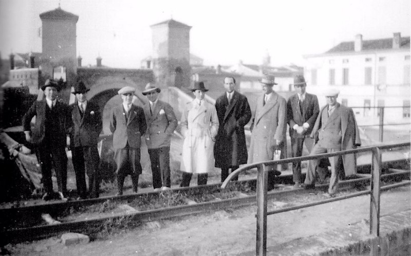 04h-Anni '30 Gente di Comacchio sul Ponte della ferrovia,il primo a destra è il fotografo Filippo Simoni (Cristofer).jpg