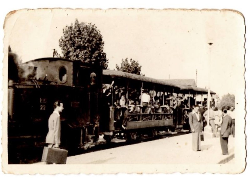 05b-Finalmente arrivati alla stazione di Comacchio. Il trenino a scartamento ridotto della ferrovia Porto Garibaldi Ferrara era tanto comodo ed anche pittoresco..jpg