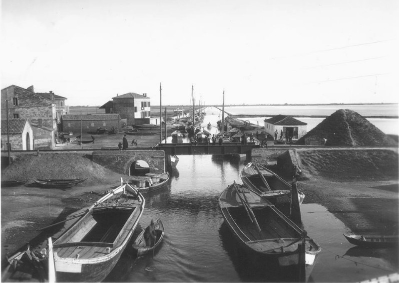 05d-Porto Garibaldi-Comacchio Anni '30 Darsena,Ponte Ferrovia e canale Pallotta E' impressionante vedere quanti barconi si parcheggiavano in darsena diretti a Venezia o Ravenna.jpg