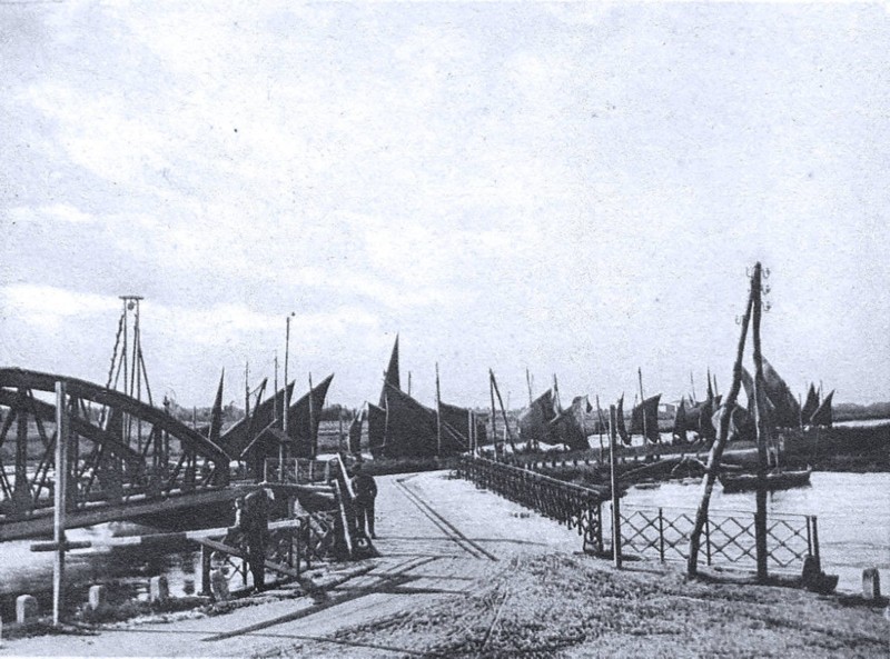 06b-Anni '30 - Il Ponte Albani a Porto Garibaldi. Il ponte in 2 parti, quello carrabile qui al centro, e quello ferroviario visibile in parte sulla sinistra, da dove passava il mitico treno..jpg