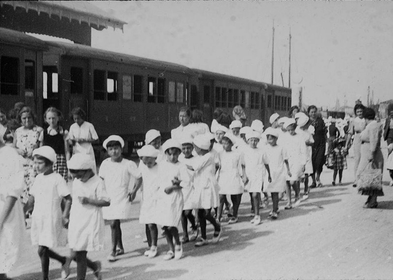 07b-MAGNAVACCA-PORTO GARIBALDI anno 1937,  bambini giunti in treno a Porto Garibaldi si avviano verso la spiaggia per trascorre una giornata di mare e sole..jpg