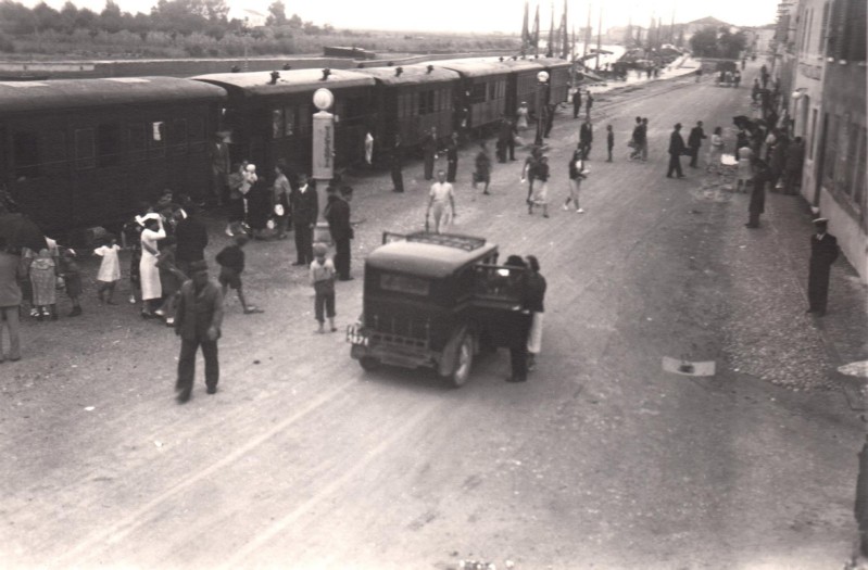 09-L'unica automobile (quella in foto) presente a Porto Garibaldi negli anni '30 apparteneva alla Famiglia Imelde Bonnet Pinza.jpg