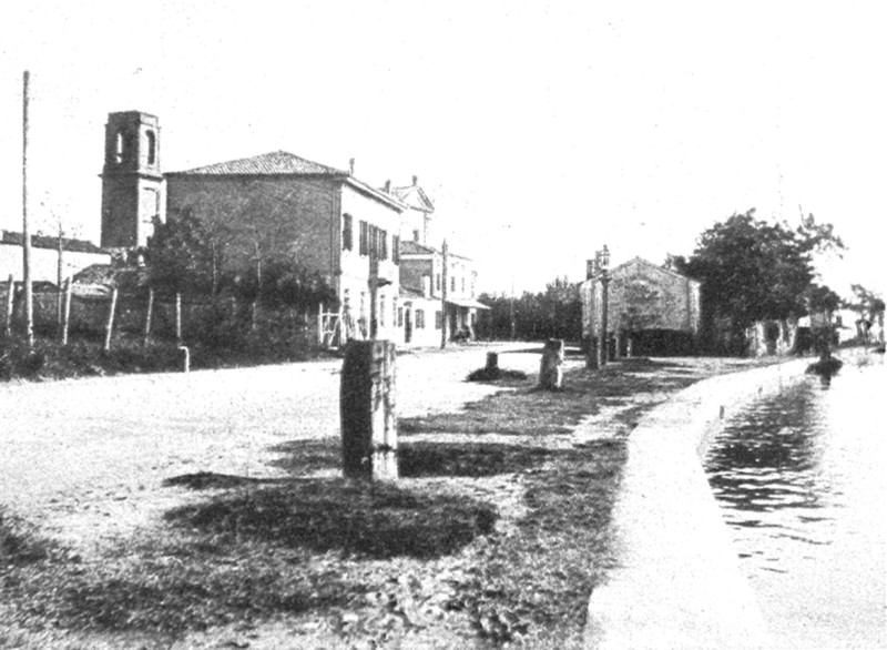 11d-Magnavacca stazione attraversava il centro storico di Comacchio tra urla di bambini festanti che aspettavano l'arrivo dei turisti per poter recuperare con spettacolari tuffi le monetine.jpg