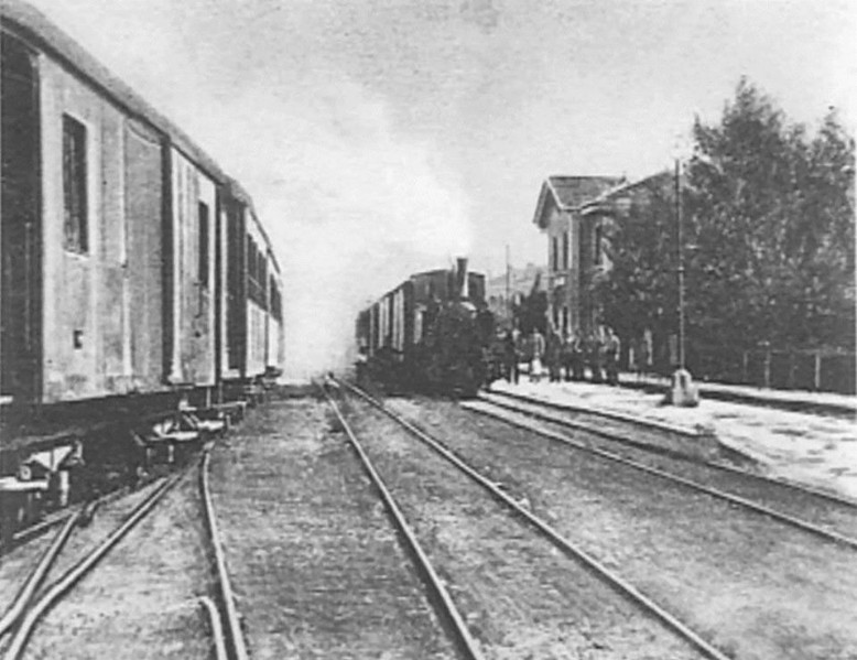 12a-Una volta giunto a Magnavacca la cui stazione era ubicta dove ora si trova il parco delle Rimembranze, un unico binario proseguiva per circa 600 metri fino al porto..jpg