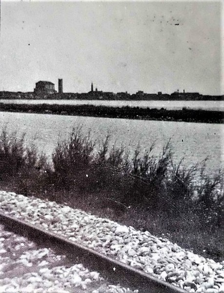 12c-Panorama di Comacchio probabilmente visto dall'attuale Via Marina,i binari passavano da li,a dx dovrebbe essere Valle Isola però quell'argine risulta strano..jpg