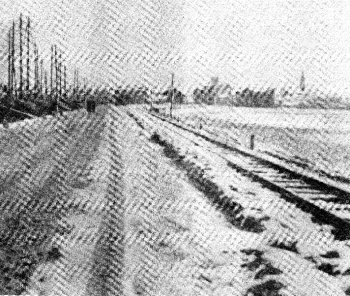 12d-1934 - Siamo in via del Mare (attuale via Marina) arrivando da Porto Garibaldi - Notate i battelli ormeggiati nel canale Pallotta e le rotaie della ferrovia con la neve!.jpg