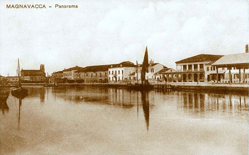 13-Anni '20 - Il porto di Magnavacca - Sullo sfondo della foto il treno e la vecchia chiesa abbattuta dai bombardamenti anglo-americani nel 1945.jpg