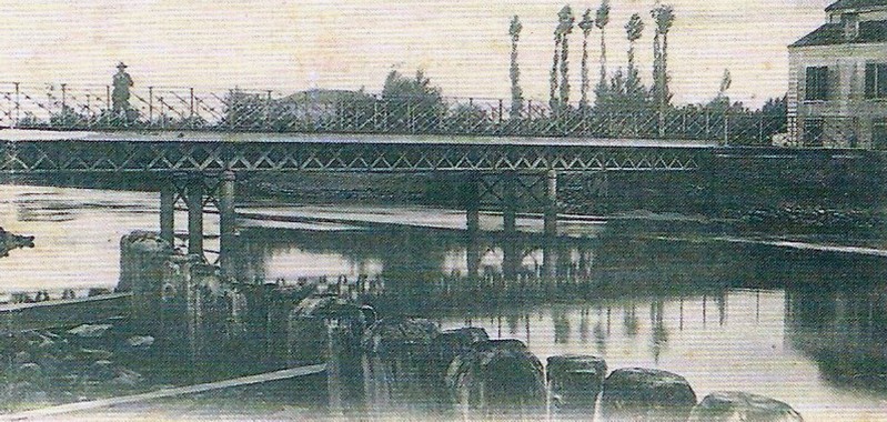 14-Ponte carrabile a fianco della ferrovia dove il treno stava per arrivare a destinazione sbuffando e gettando al cielo bianchi pennacchi di fumo..jpg