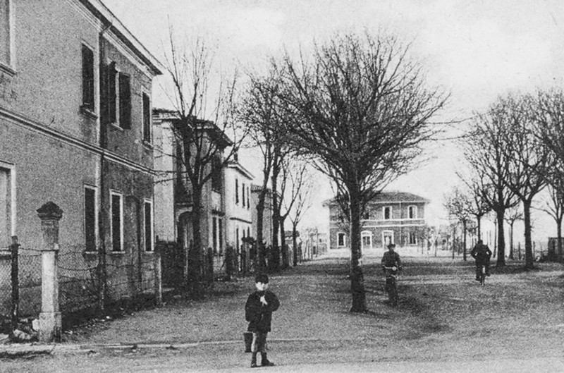 15a) Anni '30 - Porto Garibaldi - Viale della Stazione -  La stazione si trovava press'a poco dove oggi c'è la tabaccheria di Marino Bruno (.jpg