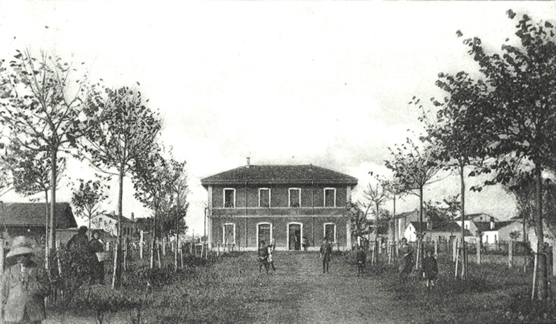 15b-Anni '30 Stazione ferroviaria-Si trovava  dove oggi c'è la tabaccheria, mentre il Parco Rimembranze è l'attuale Via delle Rimembranze, il viale che va fino al portocanale..jpg