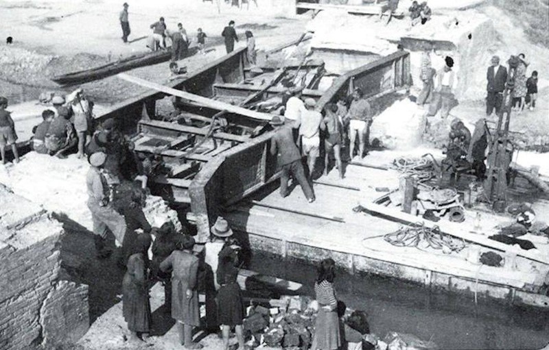 15f-Anni '40 (dopoguerra) si smantella ponte ferroviario a Trepponti.a dx in alto la ghiacciaia ; in basso cumuli di pietrisco  a sx in alto i fiocinini stanno accudendo il VULICIPIO..jpg