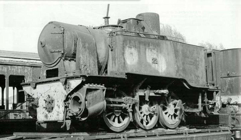 15g-La famosa locomotiva n.22 nel 1961, parcheggiata nella stazione di Porta Reno di Ferrara in attesa della completa demolizione dopo i bombardamenti anglo-americani del 1945 che rasero al suolo Magnavacca..jpg