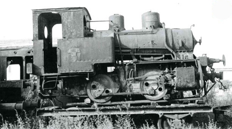 15h-Locomotiva n.71, costruzione OM Milano, accantonata su un carro pianale a Ferrara Porta Reno.jpg