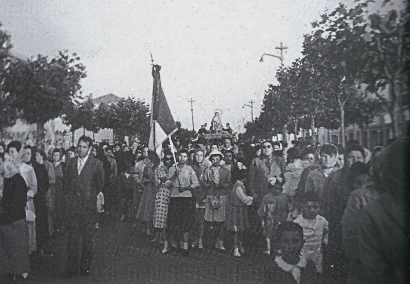 17a-La festa dell'Immacolata in passato si svolgeva nel mese di Maggio anzichè in Giugno, chiamata appunto LA MADONNA DEL MAI, veniva portata a braccia dalla chiesa fino al PONT A BAS.jpg