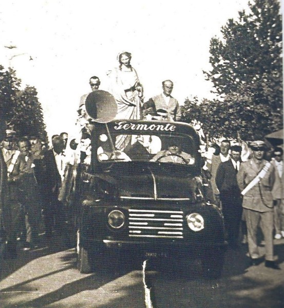 18a-Successivamente alle braccia subentrerà un camioncino e solo a partire dal dopoguerra nel 1947, verrà sostituita dalla processione in mare.jpg