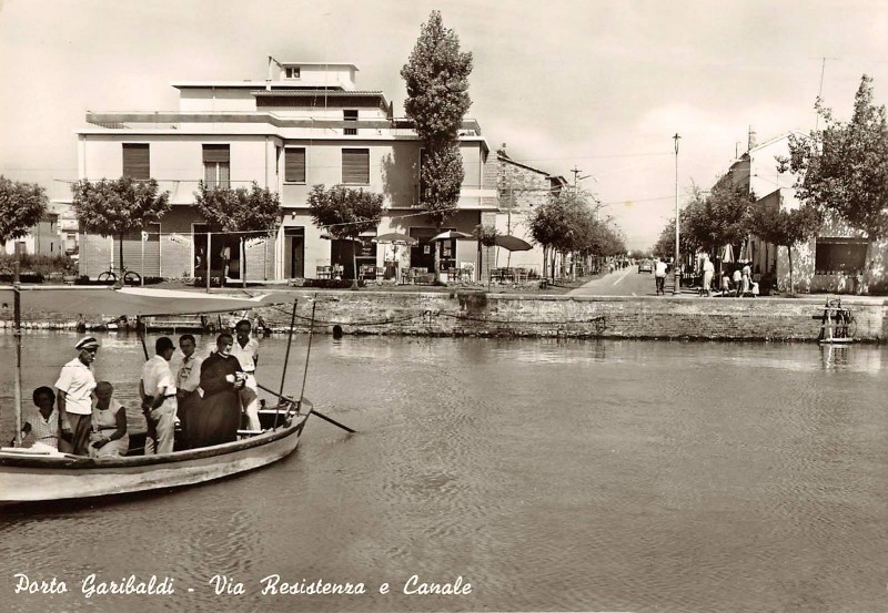 22a-Anni '50 Porto Garibaldi (FE) - Mi sembra Don Fusini quel parroco..jpg