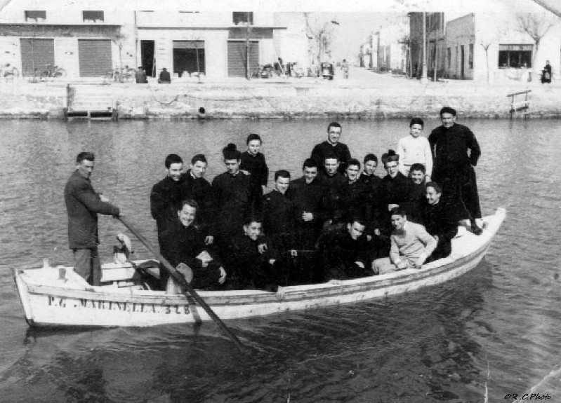 22b-Visita all'Enaoli, 5 marzo 1957 - sullo sfondo il molo di Porto Garibaldi. Seminario vescovile di Comacchio, presso Lido degli Estensi..jpg