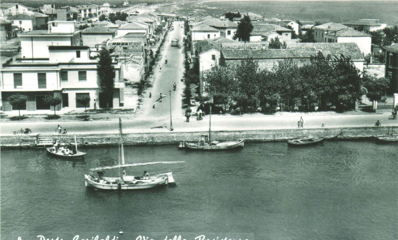 24c-Porto Garibaldi - Via della Resistenza. Sullo sfondo la corriera..jpg