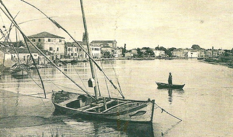 26-La batana di RADISON e sullo sfondo una splendida veduta del porto-1940, con una rudimentale imbarcazione all'altezza della TORRE BIANCA traghettava gli avventori sull'altra riva..jpg