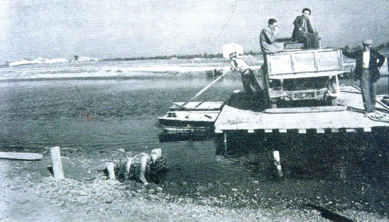 27a-AL PASS che avanza a forza di PARADEL (remo) lungo una fune tirata da un capo all'altro del canale,  traghettando gente in bicicletta, bestiame,automobili e autocarri, anno 1953..jpg