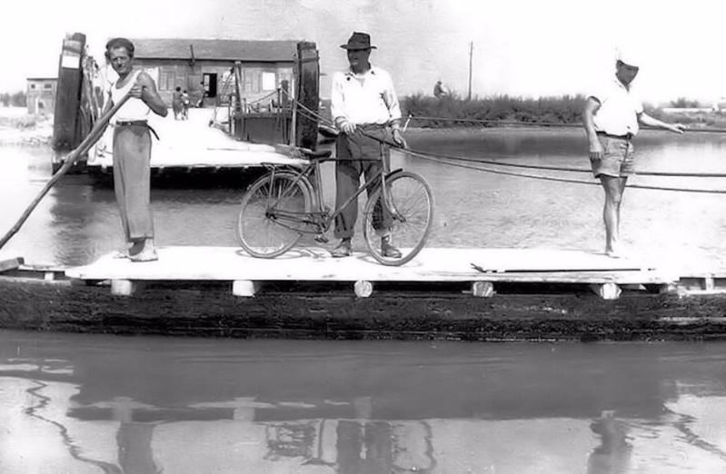 27b-Porto Garibaldi - Primo Dopoguerra AL PASS Traghettava persone e veicoli sulla vecchia romea che conduceva a Ravenna Fu dismesso nel 1955 e sostituito dalla istallazione di un ponte baley..jpg