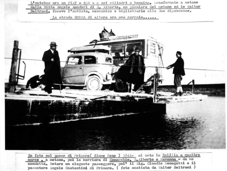 27c-Traghetto che trasporta una Balilla e la corriera di Comacchio sul passo di Primaro (1941) -.jpg