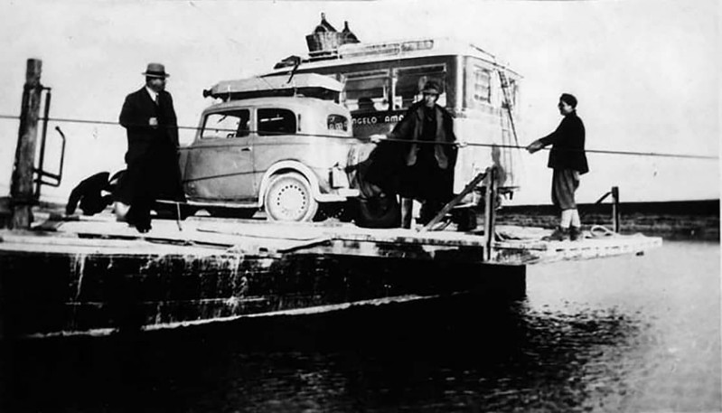 27d-Traghetto che trasporta una Balilla e la corriera di Comacchio sul passo di Primaro - 1941..jpg