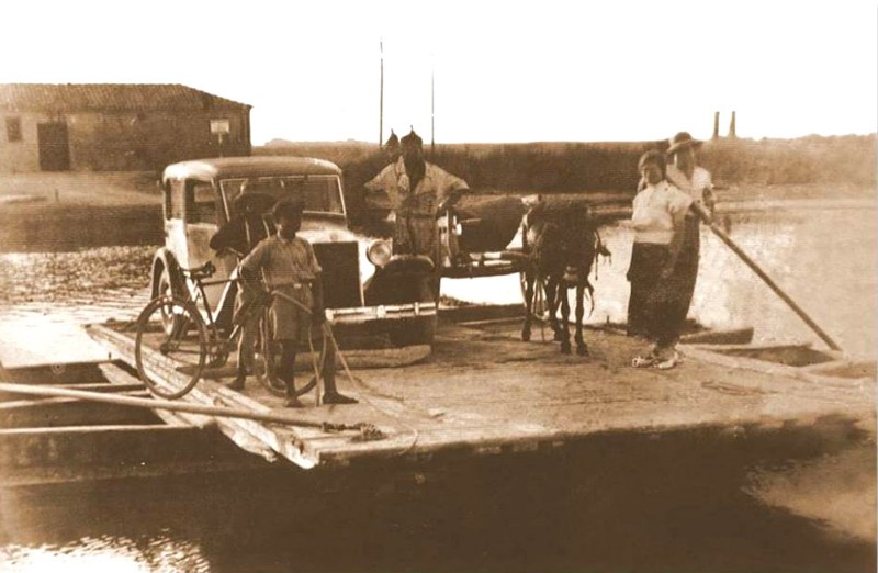 29-AL PASS, in prossimità dell'osteria della posta, sulla strada che portava a Ravenna (strada del corriere). La barca si muoveva con la forza delle braccia del passatore lungo una fune.jpg