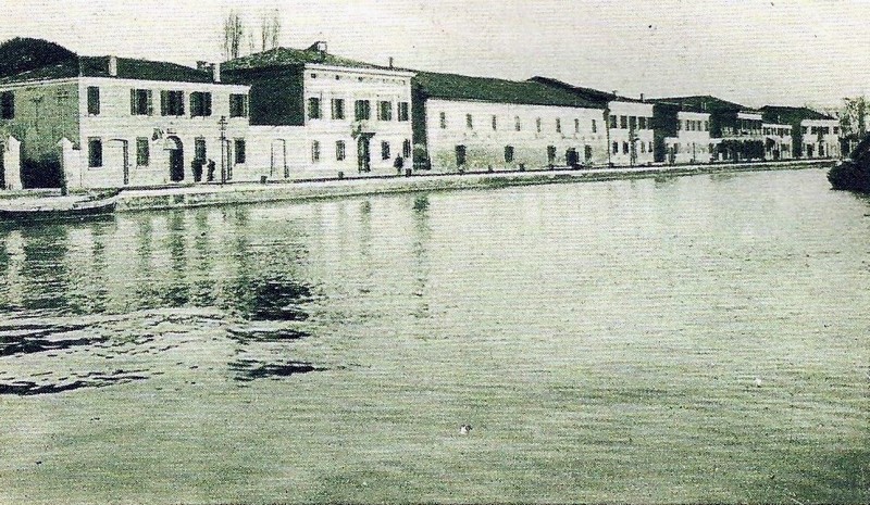 31b-Anno 1920, Magnavacca, Corso del Porto e sullo sfondo il magazzino del sale..jpg