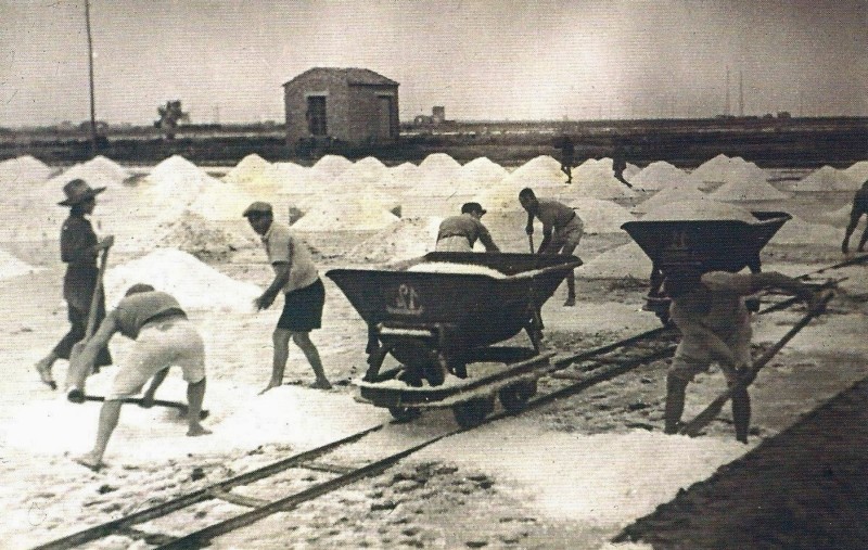 34a-Fin dall'antichità, Comacchio é stata una grande fornitrice di saleper tutta l'Italia settentrionale, nel 1984 cessò la produzione del sale per diventare un'oasi di protezione della fauna.jpg