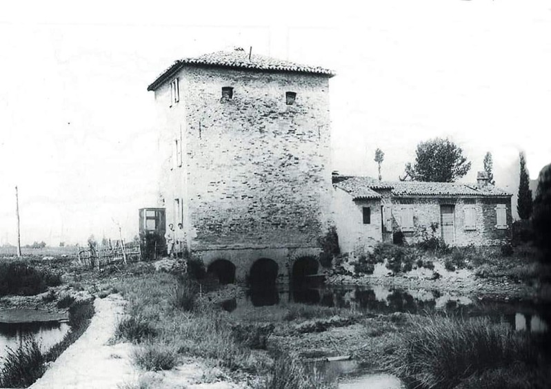 34l) Immagine dei primi del '900 - La Torre di Bellocchio, demolita nel 1935. Era all'incirca dove passa la Romea sul canale Bellocchio al Lido di Spina..jpg