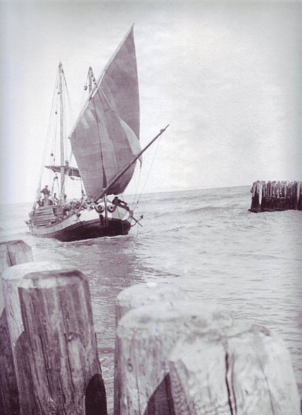 37a-L'entrata del porto di Magnavacca (attuale Portogaribaldi) nel 1910, notare come fosse stretta l'apertura del porto canale con la famosa Palà..jpg