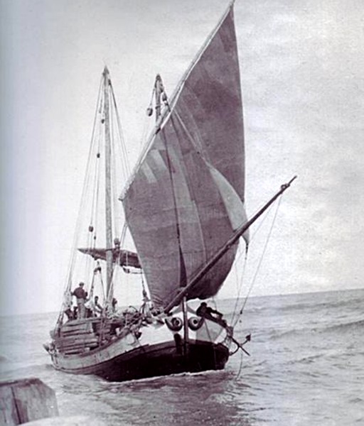 37b-L'entrata del porto di Magnavacca di un trabaccolo a vela, anno 1910, hanno la vela dell'albero di prua più piccola rispetto a quella di poppa, similmente ai bragozzi..jpg