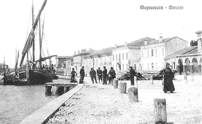 37c-A Magnavacca, sul porto, anno 1911. L'edificio con gli archi  stile liberty del grande architetto di Magnavacca, Vitale Vitali (1893-1961).jpg