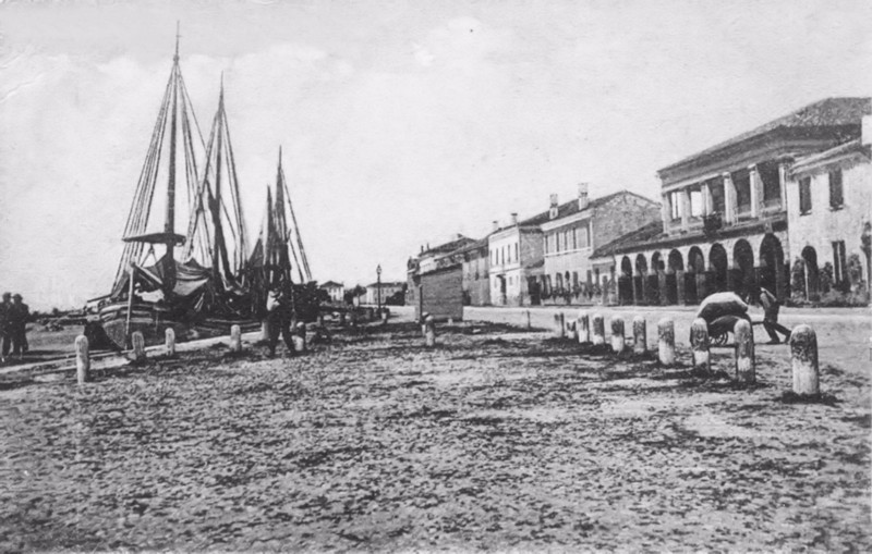 37d-Magnavacca 1911. Sul porto ci sono i bragozzi Bonnet-Pinza. Di fronte la casa di Nino Bonnet, A fianco il loggiato Mazzini. La via del porto si chiama Piazza Garibaldi..jpg